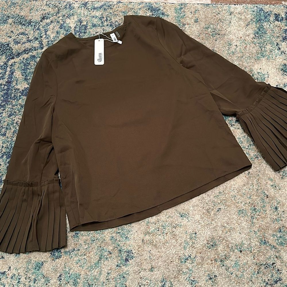 NWT Glam Los Angeles Silky Top with Wide Pleated Sleeve Detail MEDIUM